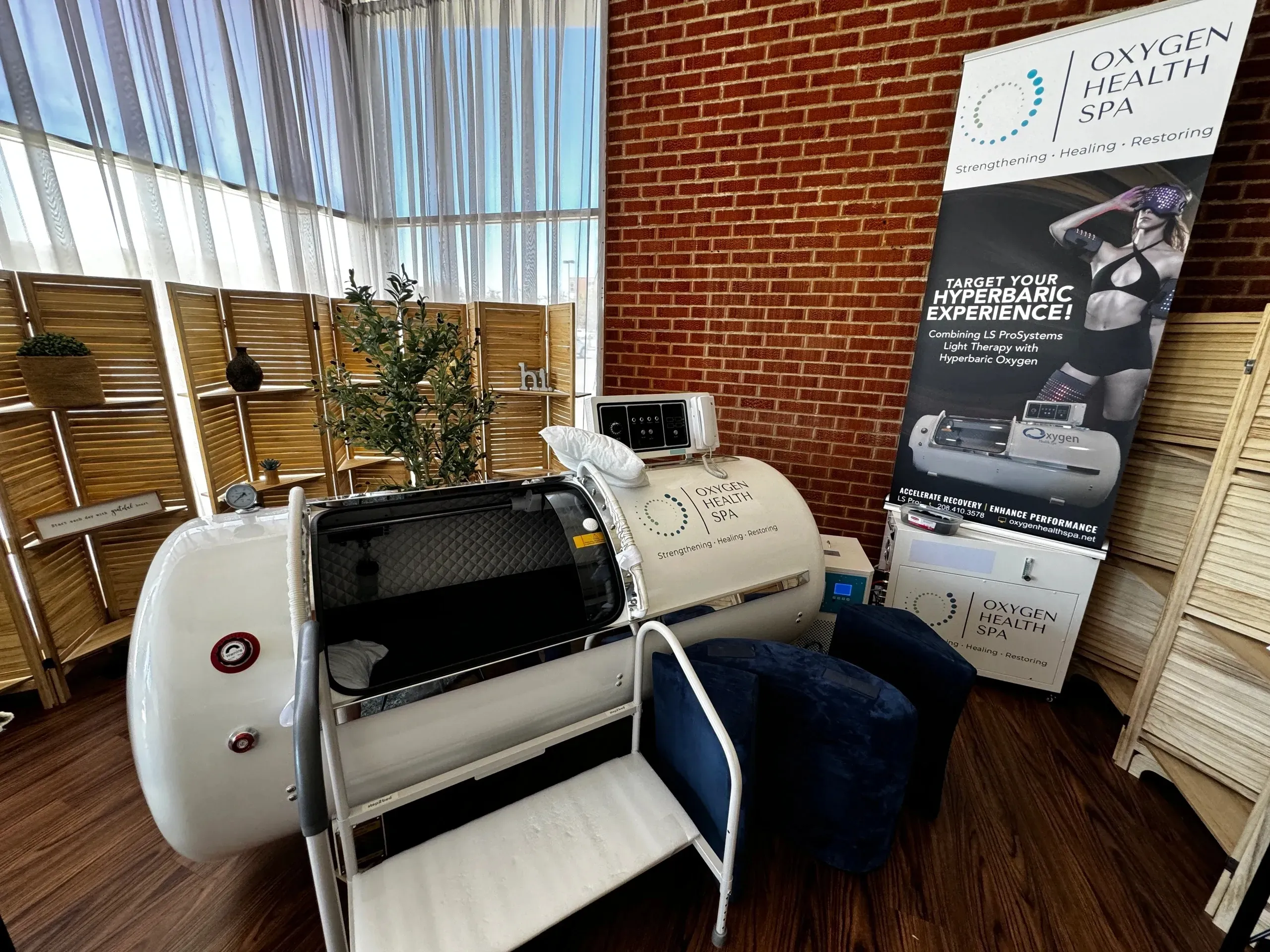 Oxygen therapy chamber with promotional banner